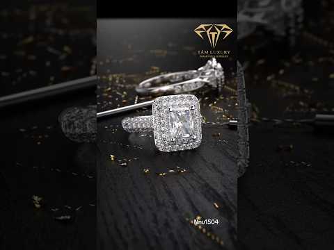 Viên chủ Emerald cắt chữ nhật, sang chảnh từng góc cạnh 💎Bao quanh là vòng halo kim cương lấp lánh