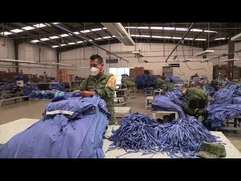 Un batallón detrás de máquinas de coser ayuda a combatir el covid en México