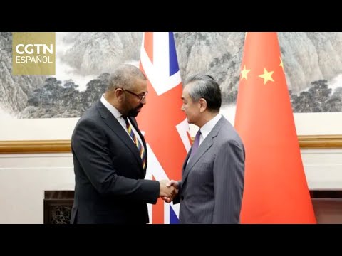 El canciller chino sostiene conversaciones con el secretario de Relaciones Exteriores de Reino Unido