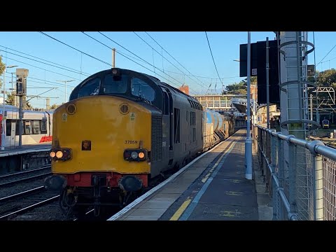 DRS 37059 and 37425 power up through Ipswich working 3S60 20/10/21