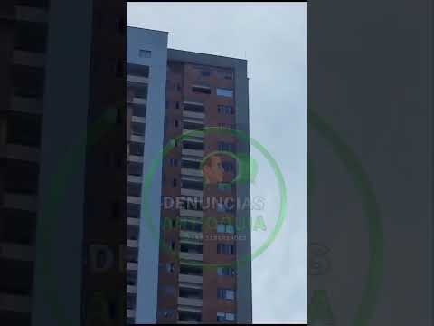 Arriesgada maniobra de dos niñas cruzando de una ventana a otra desde un piso 13