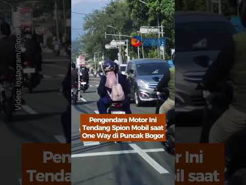 Pengendara Motor IniTendang Spion Mobil saatOne Way di Puncak Bogor #oneway #puncakbogor #shorts