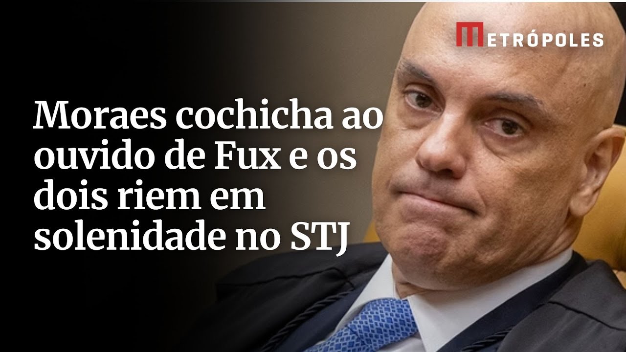 Moraes cochicha ao ouvido de Fux e os dois riem em solenidade no STJ