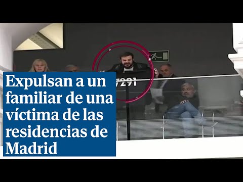 Expulsan a un familiar de una víctima de las residencias de Madrid: Sacadle antes de que le dé algo