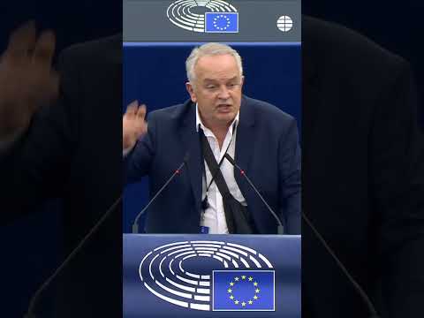 Un eurodiputado suelta una paloma en el Parlamento Europeo para pedir la paz #Paloma #Eurodiputado