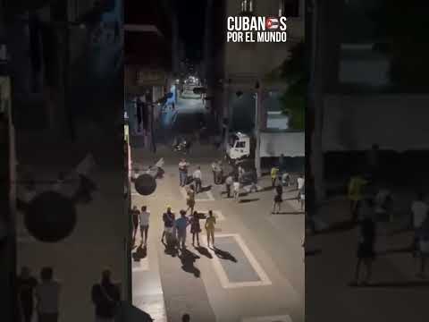 Policía represiva del régimen castrista reprime y abusa de una mujer cubana en plena calle