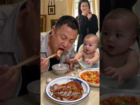<strong>美</strong><strong>味</strong>しい料理が並んだテーブルに、赤ちゃんは目を離せません。