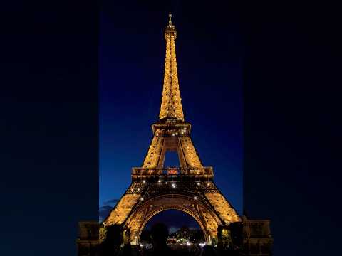Watch the Eiffel Tower light up 🥹✨ #eiffeltower #paris #skyfullofstars