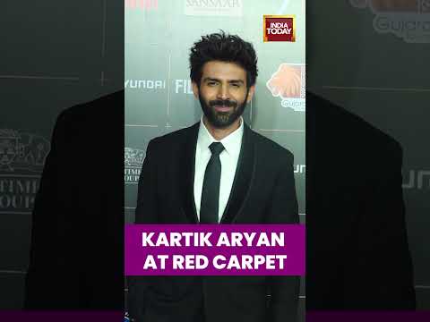#kartikaaryan ’s Stylish Entry at #filmfareawards 2025 | Red Carpet Moments