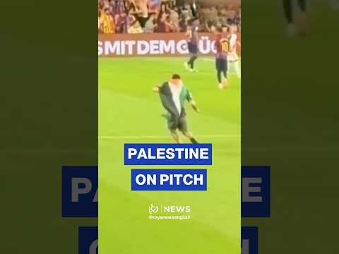 Fan waves Palestinian <strong>flag</strong>, storms Barça pitch