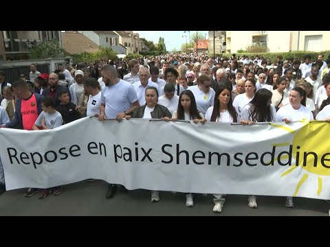 A Viry-Châtillon, une marche blanche en hommage à Shemseddine, adolescent battu à mort | AFP Images