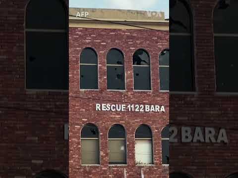 باړه کې د پولیسو او عمران خان پلوه مظاهره کوونکو له شخړې وروسته سوځېدلي موټرونه پر سرکونو پاتې دي.