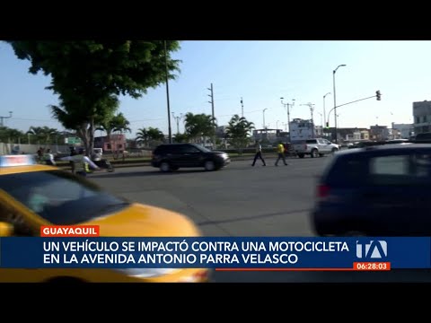 Un vehículo se impactó contra una motocicleta en Guayaquil