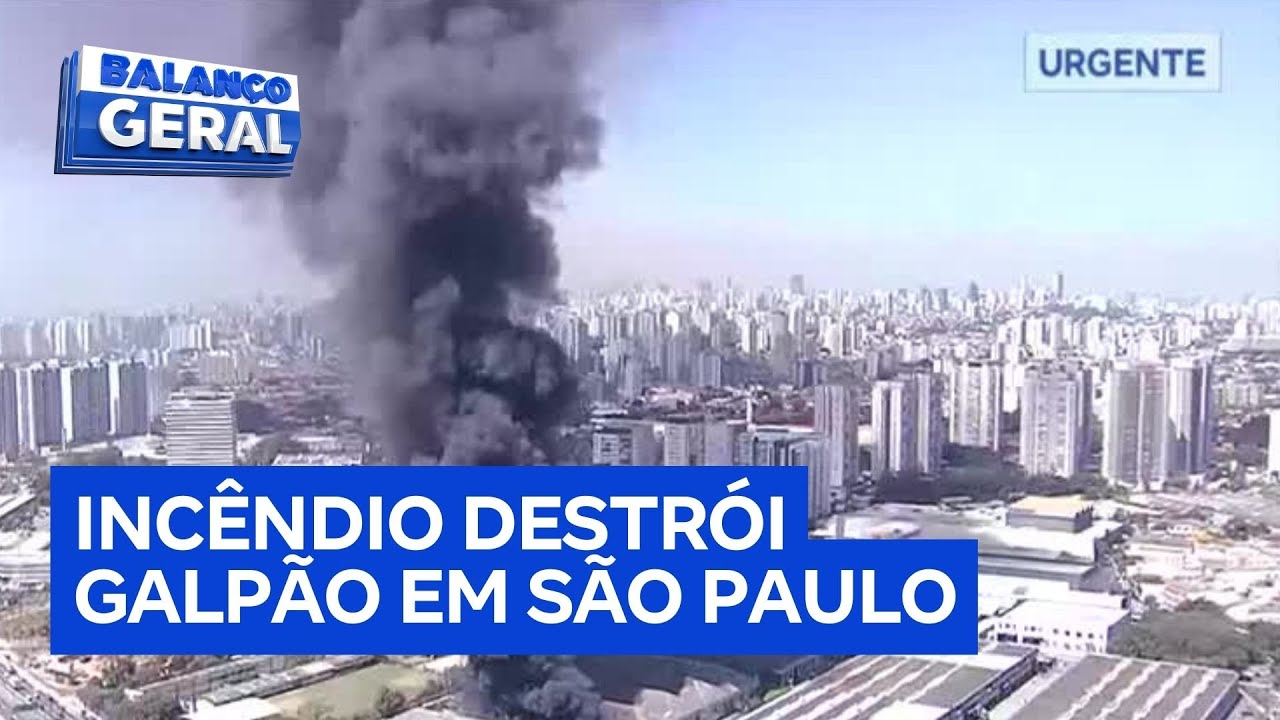 Incêndio de grandes proporções em galpão mobiliza 12 viaturas dos bombeiros na Lapa em São Paulo