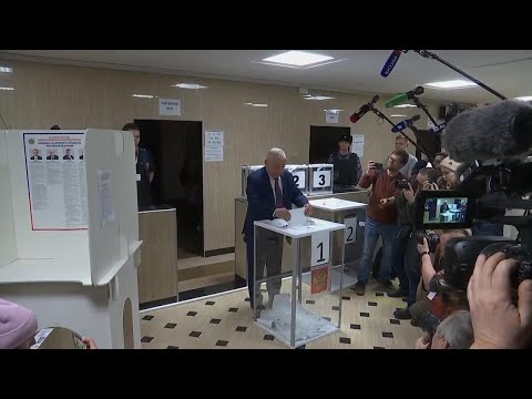 Communist party candidate votes in Russian presidential election