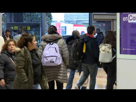 Miles de españoles regresan a casa tras aprovechar el puente para viajar al extranjero