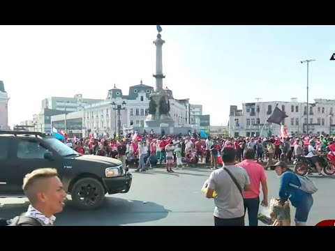 Manifestantes se reúnen en la plaza Dos de Mayo