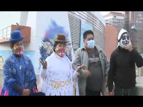 Luchadores recorren las calles de La Paz