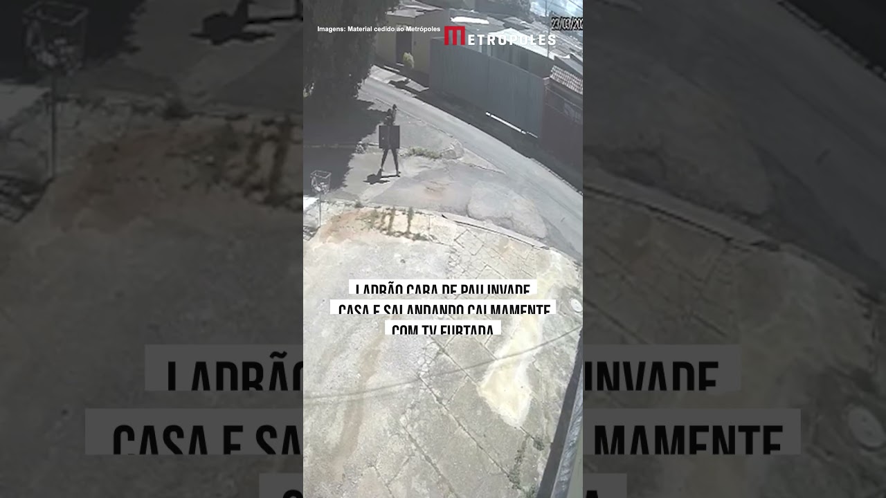 Ladrão cara de pau invade casa e sai andando calmamente com TV furtada
