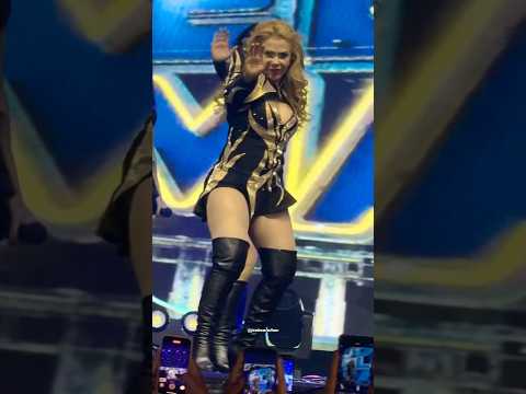 Joelma dançando freneticamente