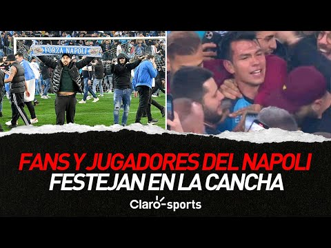 Aficionados y jugadores del Napoli festejan el ti?tulo a nivel de cancha