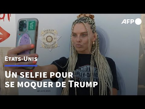 Mugshot de Trump: à Los Angeles, un selfie pour se moquer de l'ancien président | AFP
