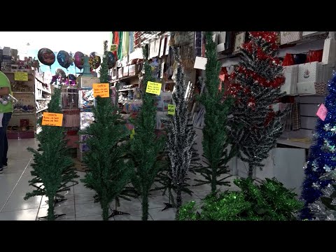 Artículos navideños para decorar a precios asequibles en el mercado Oriental