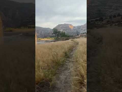 Hiking along the Green River in Dinosaur National Monument  #solotravel #hiking #greenriver