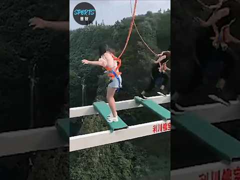 흔들다리 위에 무서운 장면 (Scary scene on a shaky bridge)