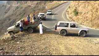 فيديو..عملية سحب تويوتا شاص عالقة على حافة منحدر جبلي