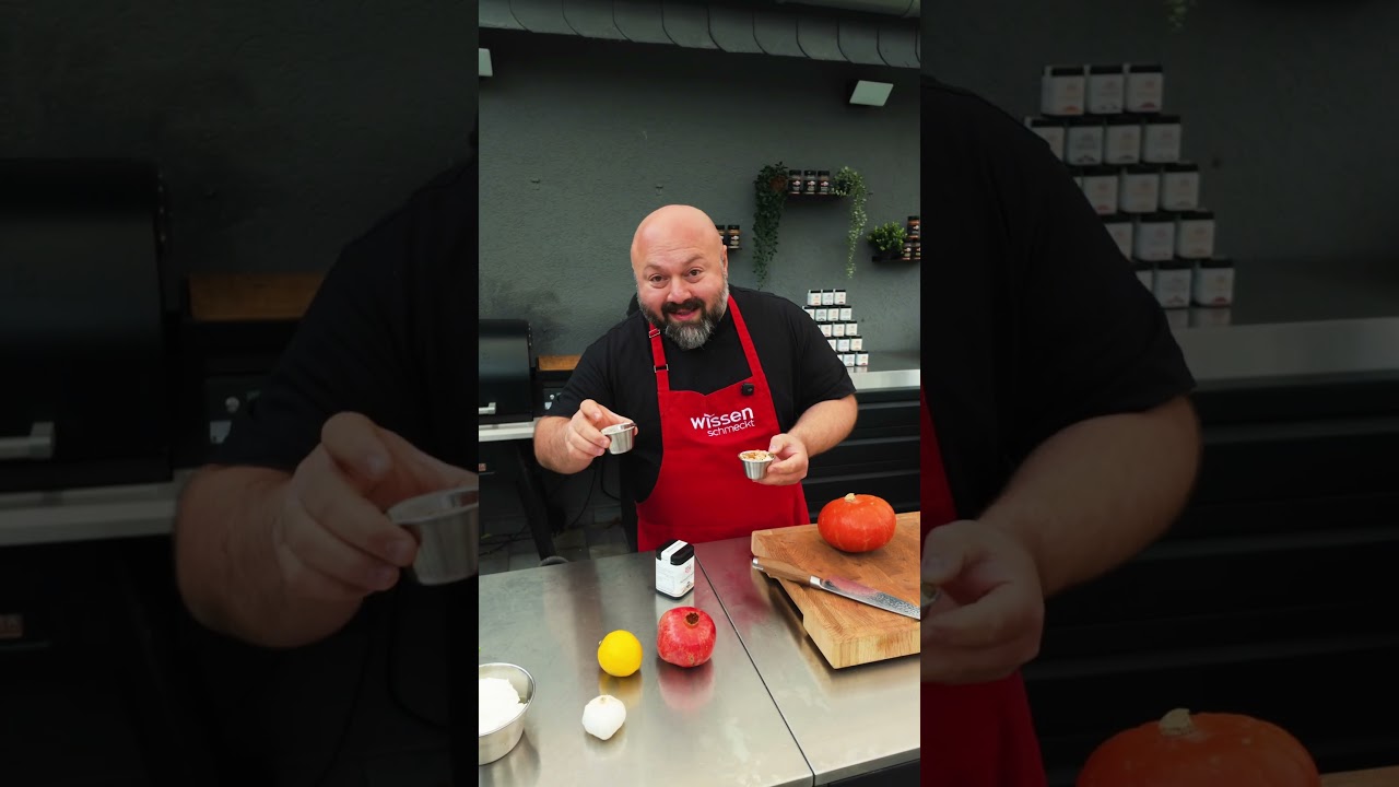 Argangs Kürbisspalten auf Joghurt sind das perfekte, herbstliche (und auch Halloween-taugliche!) Gericht! 🧡

Unser Spicebude-Experte Argang zeigt, wie du Hokkaido-Kürbisspalten im Airfryer mit dem vielseitigen Rub SCHMECKT IMMA zubereitest und sie anschließend auf einem frischen Knoblauch-Joghurt mit hausgemachter Nuss-Gewürzmischung (Dukkah) servierst. Ein Traum!

Der Clou: Wir nutzen die SCHMECKT IMMA Gewürzmischung nicht nur für den Kürbis, sondern auch als Basis für die aromatische Dukkah. Doppelt lecker!

⚠️ HALLOWEEK ANGEBOTE – NUR FÜR KURZE ZEIT!
Du willst dieses Rezept nachkochen? Perfekt! Hol dir SCHMECKT IMMA und alle anderen Gewürze günstiger:

Rabatt: Spare 10% auf das gesamte Sortiment!

Code: Verwende den Code HALLOWEEK

Zeitraum: Die Aktion gilt vom 30.10.2025 bis 05.11.2025

Beeil dich – das Angebot ist zeitlich begrenzt! ⏰

#halloween  #HalloweenRezepte #Kürbis #Kürbisspalten #KürbisRezept #Dukkah #SchmecktImma #AirfryerRezept #Vegetarisch #Spicebude #Gewürze #RezeptVideo

👉 Gewürze von der Spicebude direkt online bestellen: https://spicebude.de

Wenn dir das Video gefällt, lass uns gerne ein Like da und abonniere den Kanal, um kein Highlight mehr zu verpassen! 👍

📺 Abonniere hier: https://www.youtube.com/@spicebude

Folge uns auch auf Social Media:
 📸 Instagram: https://www.instagram.com/spicebude/
🎵 Tiktok: https://www.tiktok.com/@spicebude

GÖNN DIR und viel Spaß beim Nachkochen! 😊