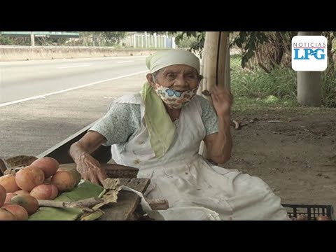 Conozca a Claudina la abuela de 92 años que lucha para sobrevivir junto a su hijo vendiendo fruta