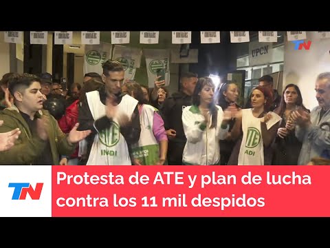 Protesta de ATE y plan de lucha contra 11 mil despidos. Trabajadores despedidos ingresan al edificio