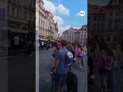 Visita relámpago: Karina Milei recorrió la Ciudad Vieja en Praga