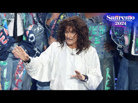 Sanremo 2024 - Fiorello nei panni del ballerino Manuel