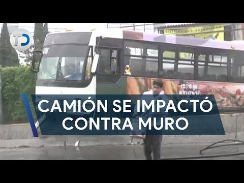 Camión  se impactó contra muro de contención; pasajeros en alarma