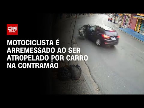 Motociclista é arremessado ao ser atropelado por carro na contramão | CNN BRASIL