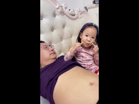 在爸爸肚子上吃薯條 #父女 #父女日常