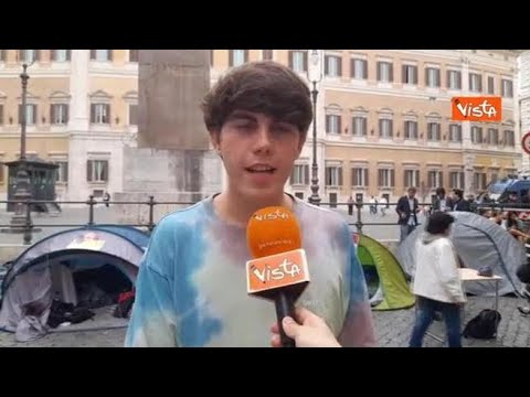 Studenti in presidio a Montecitorio: «Tende rappresentano nostro diritto allo studio negato»