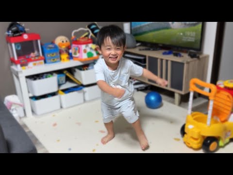 YouTubeクイズに正解したのが嬉しくてダンスを披露する2歳児