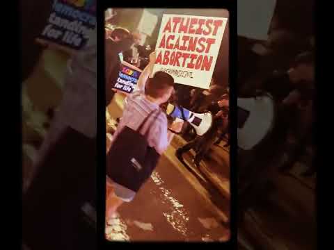 “Ateos en contra del aborto” se  lee en un cartel de manifestantes afuera de la Suprema Corte en