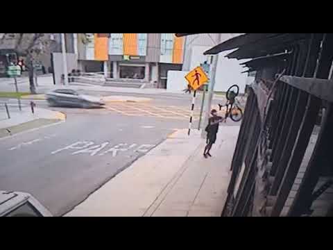 Miraflores: ladrón trepó la reja de un edificio y robó una bicicleta a plena luz del día [VIDEO]
