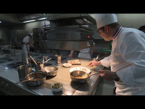 Detrás de los fogones: el chef francés Éric Pras y su preparación de un plato tres estrellas