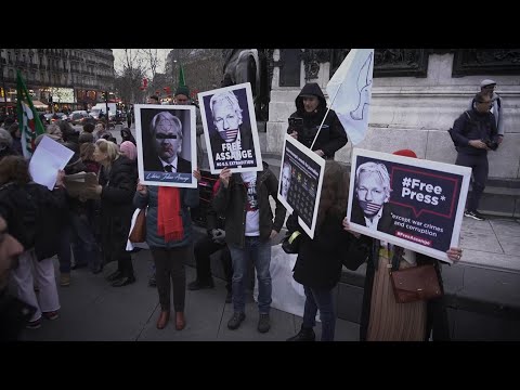 Parisian supporters for Assange protest for his freedom