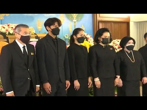 'ในหลวง-พระราชินี' พระราชทานพวงมาลา วางหน้าหีบศพ 'คุณแม่คำผัน'