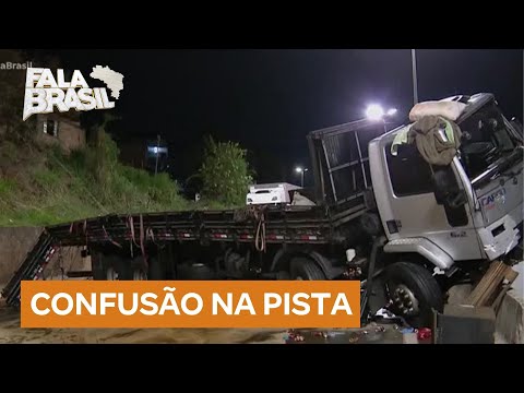 População saqueia carga de cervejas após caminhão bater contra mureta em MG