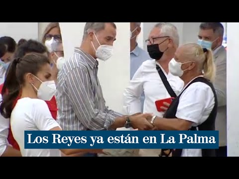 Los Reyes escuchan y dan fuerzas a los evacuados por el volcán de La Palma