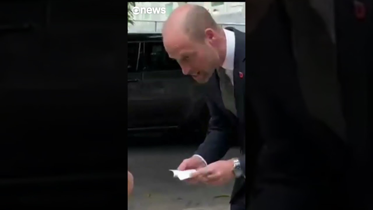 Menino se veste de príncipe para receber o herdeiro do trono britânico TV Online Menino se veste de príncipe para receber o herdeiro do trono britânico