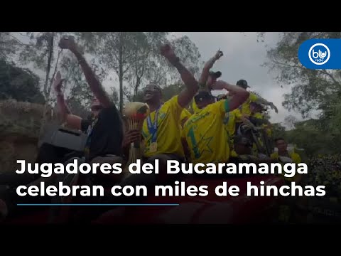 Jugadores del Bucaramanga celebran con miles de hinchas rumbo al estadio Américo Montanini