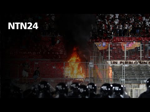 Hinchas del Colo Colo quemaron sillas del Estadio Nacional durante el debut de Arturo Vidal